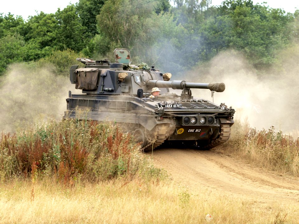 FV433 Abbot self-propelled 105mm gun pic-009