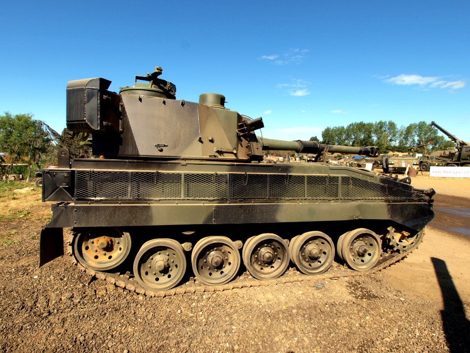 FV433 Abbot self-propelled 105mm gun pic-002