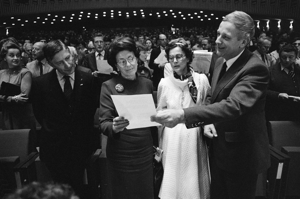 Fusie congres CDA in Den Haag , slotpsalm vlnr Van Agt , ambassadrice van VS, Bestanddeelnr 931-0798