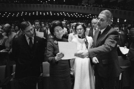 Fusie congres CDA in Den Haag , slotpsalm vlnr Van Agt , ambassadrice van VS, Bestanddeelnr 931-0799