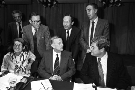 Fusie congres CDA in Den Haag , tekenen fusie-protocol door Steenkamp (l., zitte, Bestanddeelnr 931-0818