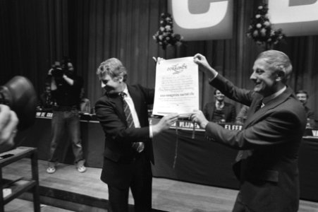 Fusie congres CDA in Den Haag , Steenkamp ere-voorzitter CDA, Bukman (l) gaf Ste, Bestanddeelnr 931-0796