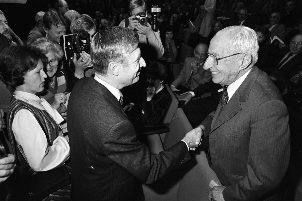 Fusie congres CDA in Den Haag , Van Agt (l) ontmoet ex Premier De Quay, Bestanddeelnr 931-0784