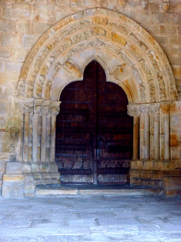 Galdácano - barrio de Elexalde, Iglesia de Andra Mari, portada románica de transición 1