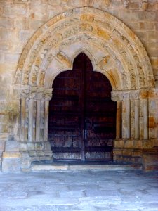Galdácano - barrio de Elexalde, Iglesia de Andra Mari, portada románica de transición 1