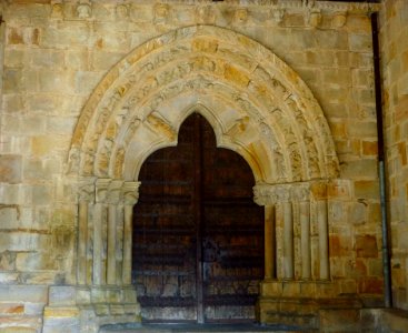 Galdácano - barrio de Elexalde, Iglesia de Andra Mari, portada románica de transición 5