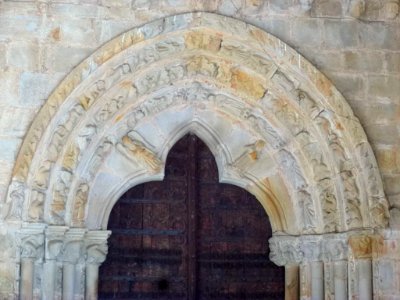 Galdácano - barrio de Elexalde, Iglesia de Andra Mari, portada románica de transición 4