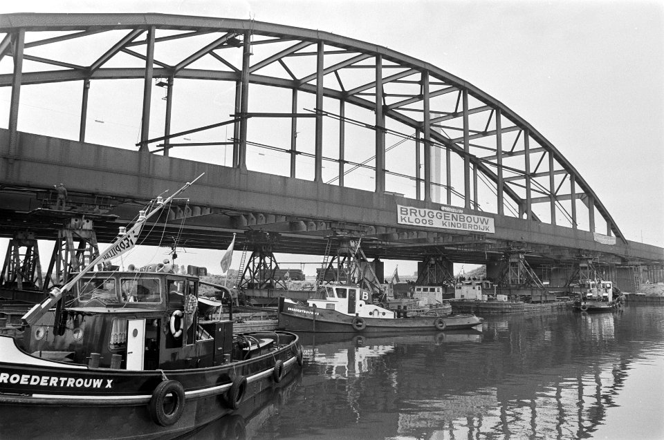 Galecoppesbrug in Utrecht verplaatst het geheel moet door slepers getrokken wor, Bestanddeelnr 927-2893