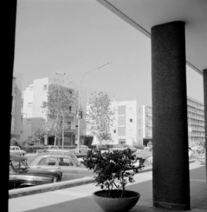Galerij met gebouwen en geparkeerde auto's, Bestanddeelnr 255-1715