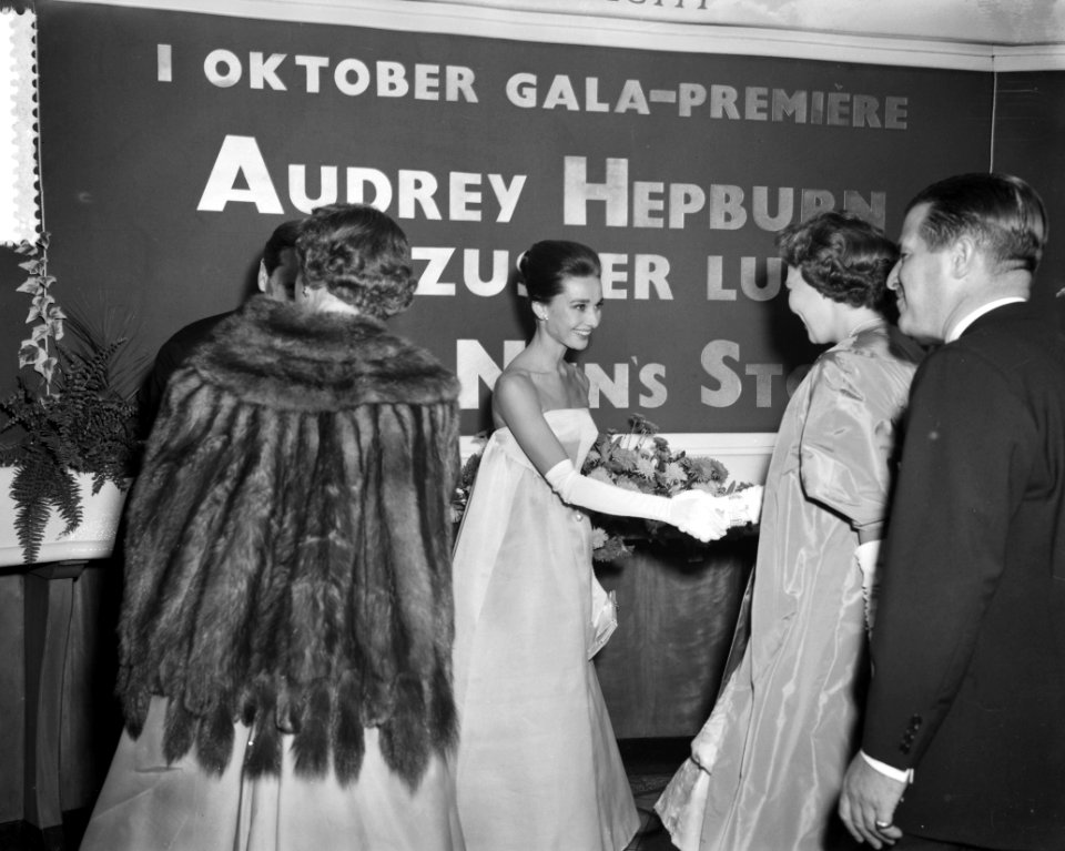 Gala-premier The Unit Story City Amsterdam met koningin Juliana , v.l.n.r. Mell , Bestanddeelnr 910-7169