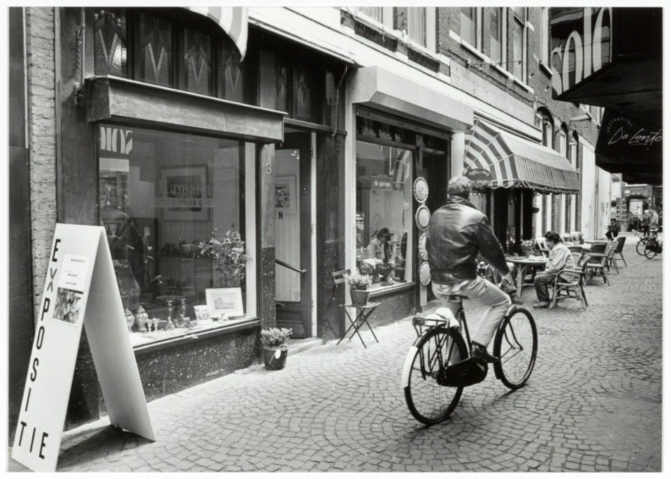 Galerie KAMALOT in de Paarlaarsteeg, ziende naar het noordoosten en naar de Grote Houtstraat. NL-HlmNHA 54036510