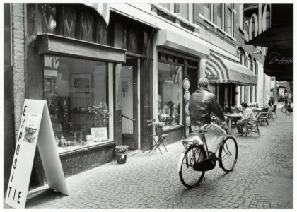 Galerie KAMALOT in de Paarlaarsteeg, ziende naar het noordoosten en naar de Grote Houtstraat. NL-HlmNHA 54036510