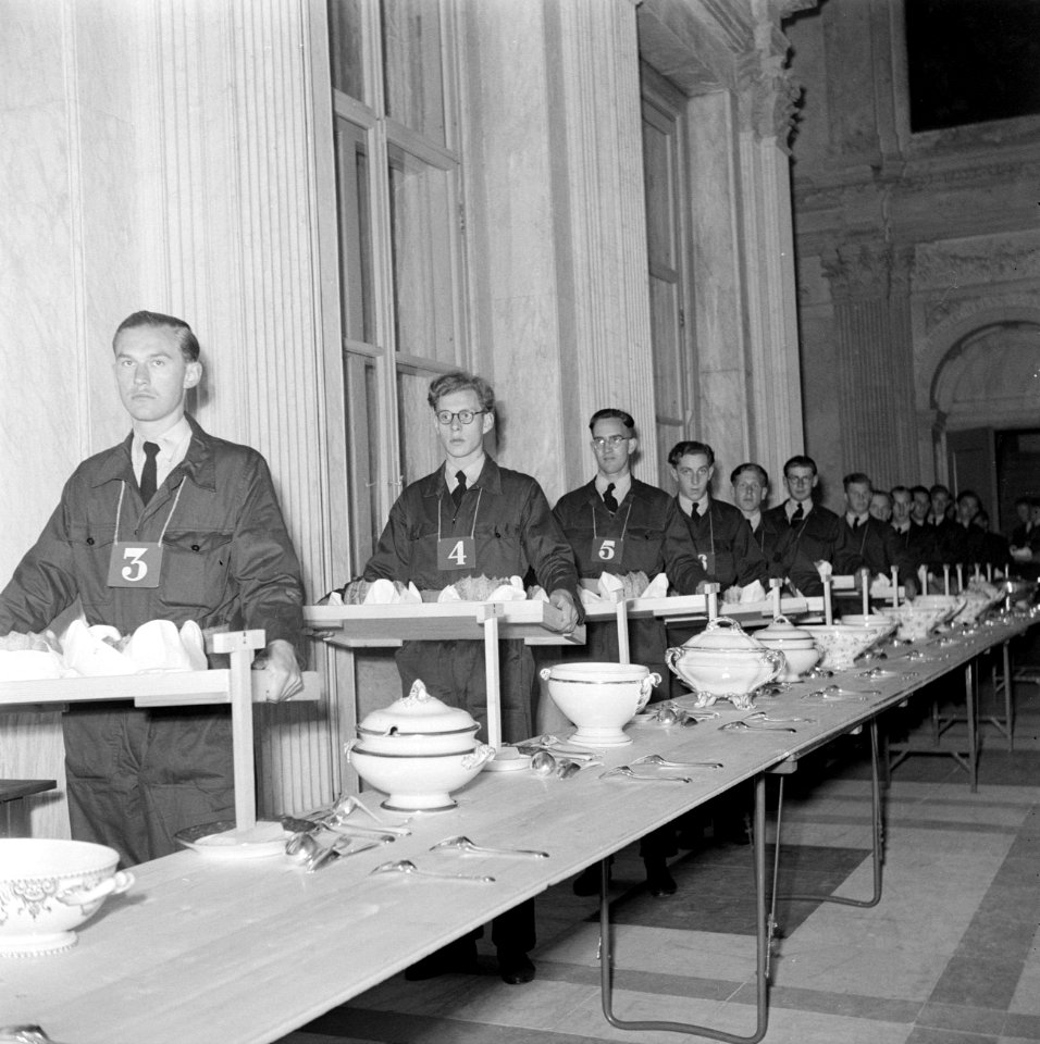 Galadiner in de Burgerzaal van het paleis.Maandagavond. Werkers achter de scherm, Bestanddeelnr 255-7039