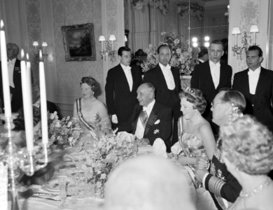 Galadiner in de Ambassade van Oostenrijk koningin Juliana, prinses Beatrix en p, Bestanddeelnr 912-4937