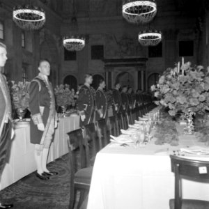 Galadiner in de Burgerzaal van het koninklijk paleis voor 272 gasten. De zaal vl, Bestanddeelnr 255-7038