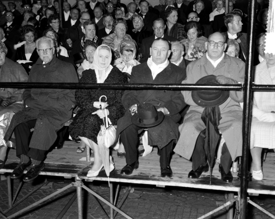 Galavoorstelling Francois Villon . Publiek op de tribune (in het midden de kon, Bestanddeelnr 912-6948