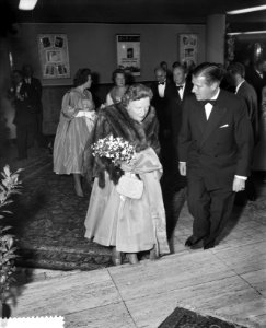 Gala-premier The Unit Story City Amsterdam met koningin Juliana , v.l.n.r. Mell , Bestanddeelnr 910-7170