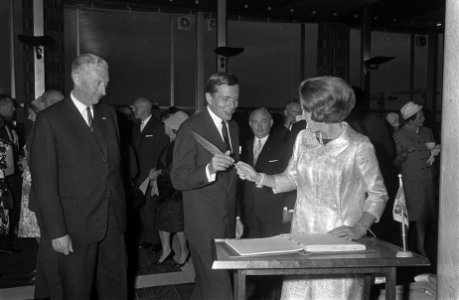 Gala-avond Nato Taptoe te Arnhem, prinses Beatrix en Claus bij aankomst, Bestanddeelnr 919-3031