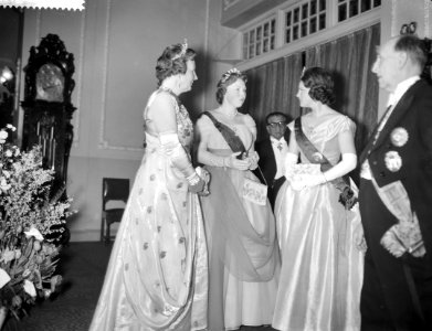 Galadiner aangeboden door president Prado in Hotel des Indes , vlnr de Konin, Bestanddeelnr 911-0765