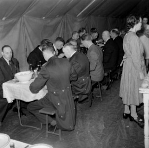 Galadiner in de Burgerzaal van het paleis op de Dam. Het paleis was zo vol met g, Bestanddeelnr 255-7037