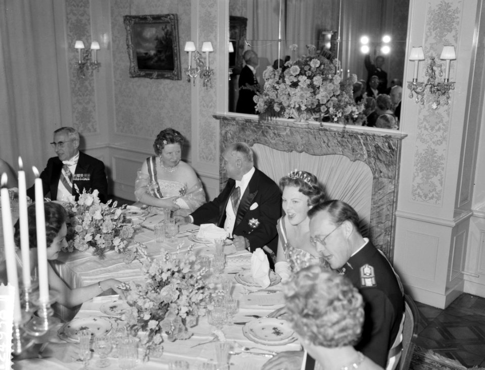 Galadiner in de Ambassade van Oostenrijk . Koningin Juliana, Prinses Beatrix en , Bestanddeelnr 912-4938