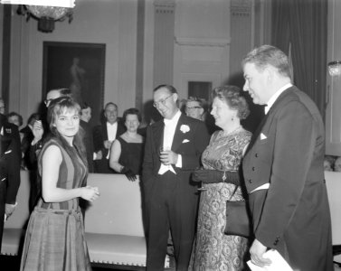 Gala-avond ter gelegenheid van Boekenweek 1962 Een schrijfster bij koningin Jul, Bestanddeelnr 913-7076