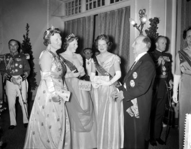 Galadiner aangeboden door president Prado in Hotel des Indes , vlnr de Konin, Bestanddeelnr 911-0766