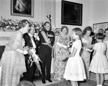 Galadiner in de Ambassade van Oostenrijk . Koningin Juliana, Scharf, Dr. G. Afus, Bestanddeelnr 912-4942