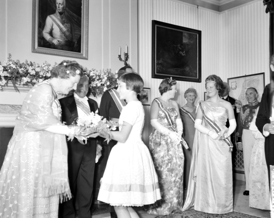 Galadiner in de Ambassade van Oostenrijk . Aanbieding bloemen aan de koningin, Bestanddeelnr 912-4936