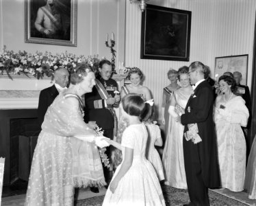 Galadiner in de Ambassade van Oostenrijk . Koningin Juliana, Scharf, Dr. G. Afus, Bestanddeelnr 912-4941