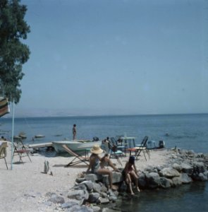 Galilea Recreanten aan de oever van het Meer van Tiberias, Bestanddeelnr 255-9325 photo
