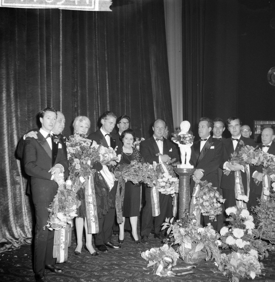 Gala premiere van de zaak MP in het Tuschinskitheater te Amsterdam, Bestanddeelnr 911-6341