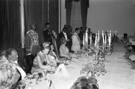 Galadiner in Imperial Palace aan dinertafel v.l.n.r. koningin Juliana, keizer H, Bestanddeelnr 922-0401