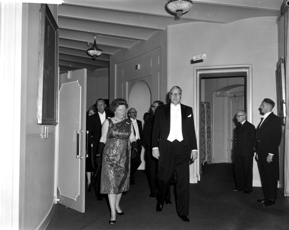 Gala-avond in de Stadsschouwburg in Amsterdam ter gelegenheid van Boekenweek 19…, Bestanddeelnr 913-7093
