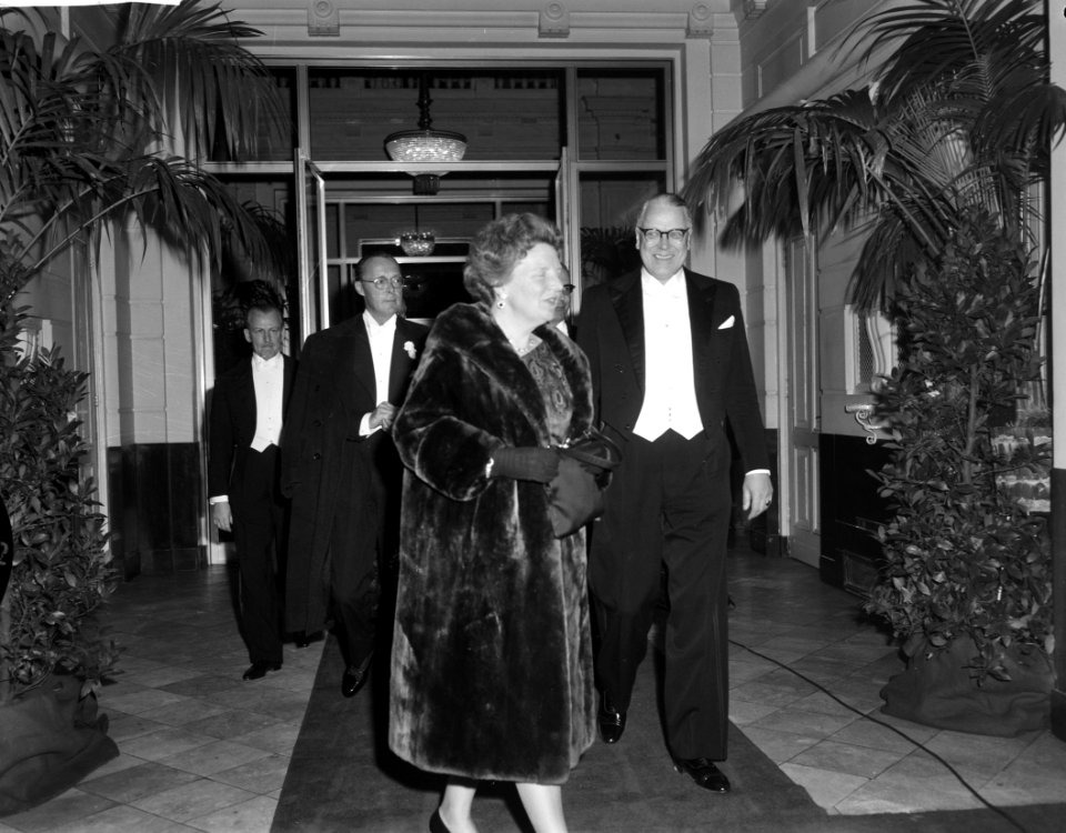 Gala-avond in de Stadsschouwburg in Amsterdam ter gelegenheid van Boekenweek 19…, Bestanddeelnr 913-7074