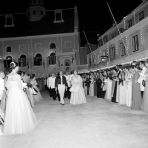 Gala-ontvangst op het Fortplein. De aankomst van de koningin, links van haar gou, Bestanddeelnr 252-3808