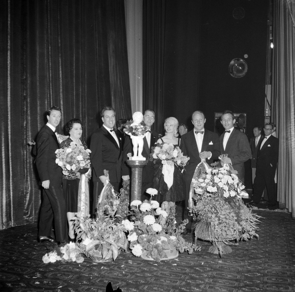 Galapremière van de zaak MP in het Tuschinskitheater te Amsterdam, v.l.n.r. Albe, Bestanddeelnr 911-6345