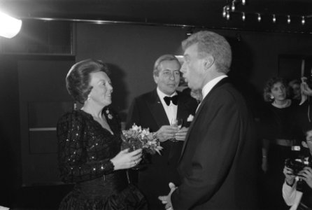 Gala van de Eeuw in 100-jarig Carré koningin Beatrix en prins Claus met André v, Bestanddeelnr 934-1487