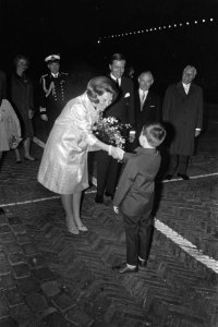 Gala-avond Nato Taptoe te Arnhem, prinses Beatrix krigt bloemen aangeboden, Bestanddeelnr 919-3034