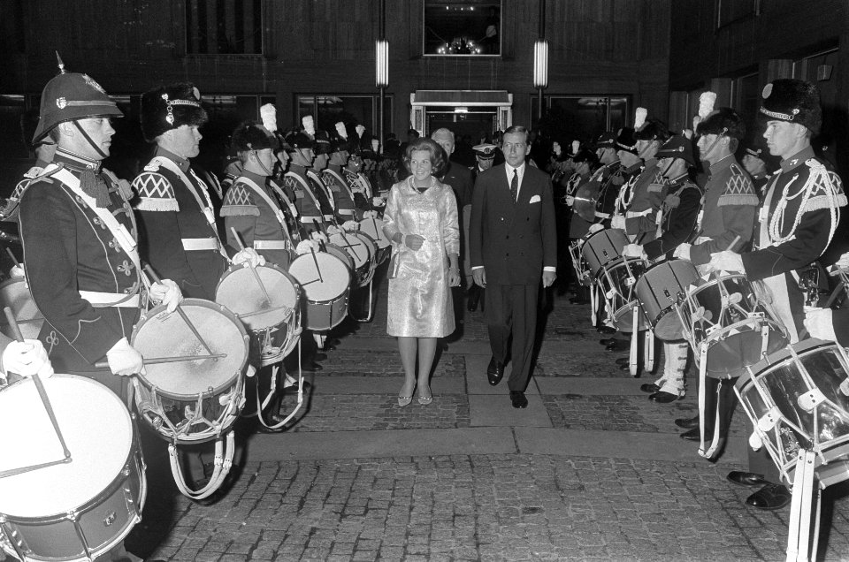 Gala-avond Nato Taptoe te Arnhem, prinses Beatrix en prins Claus lopen door ereh, Bestanddeelnr 919-3029