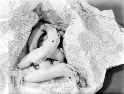Fyffes-bananen op een krant, Bestanddeelnr 252-0518 photo