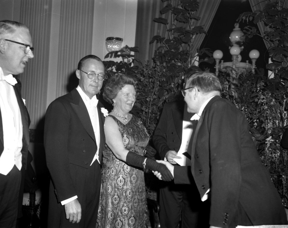 Gala-avond in de Stadsschouwburg in Amsterdam ter gelegenheid van Boekenweek 196, Bestanddeelnr 913-7084