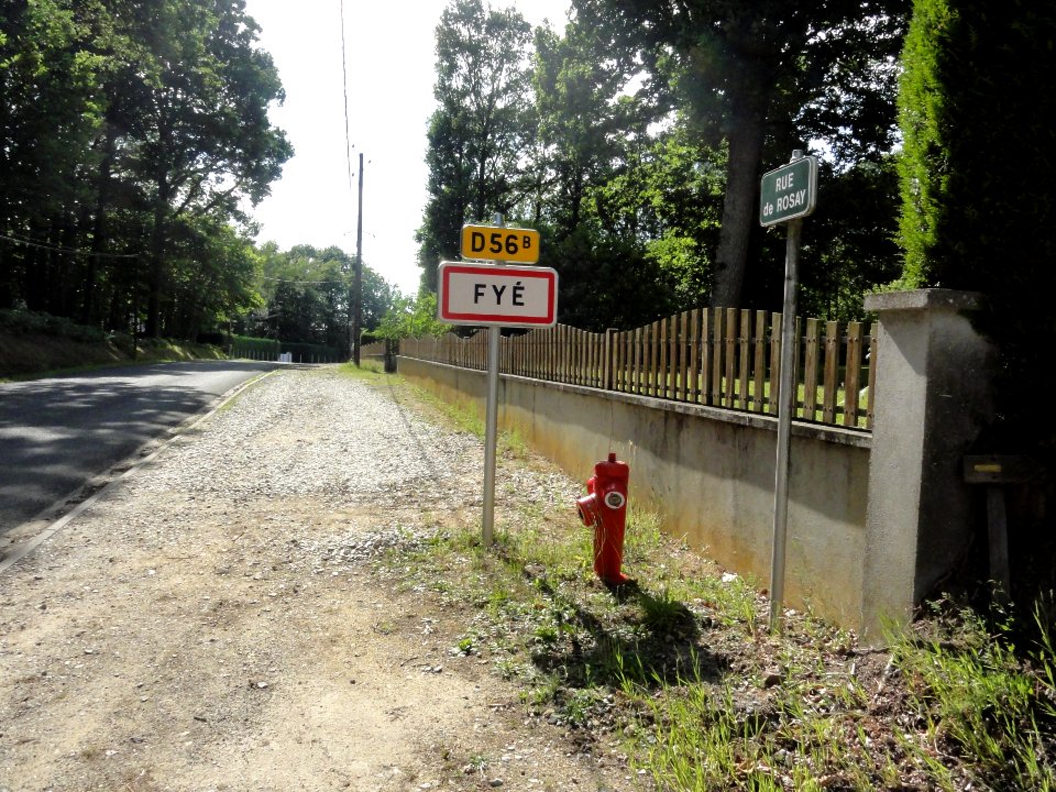 Fyé (Sarthe) entrée, rue de Rosay