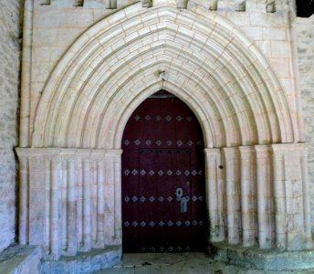 Gámiz - Iglesia de Santa Eulalia, portada tardorrománica con arquería apuntada protogótica 01
