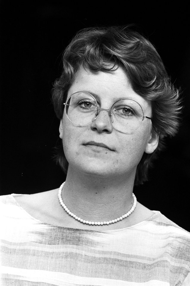 Gaande ( Cees Schelling ) en komende ( Greetje Lubbi ) voorzitter Voedingsbond F, Bestanddeelnr 932-9749