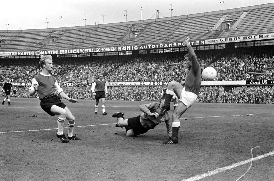 Fyenoord speler Ruud Geels (l) scoort de eerste goal tegen MVV, in het midden ke, Bestanddeelnr 919-5259