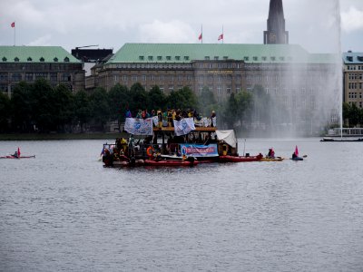 G20 Protestwelle Hamburg boats on the Binnenalster 12