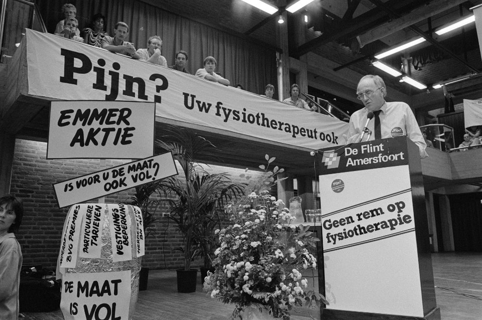 Fysiotherapeuten protesteren op de Dam in Amsterdam tegen beperkend overheidsbel, Bestanddeelnr 933-6910
