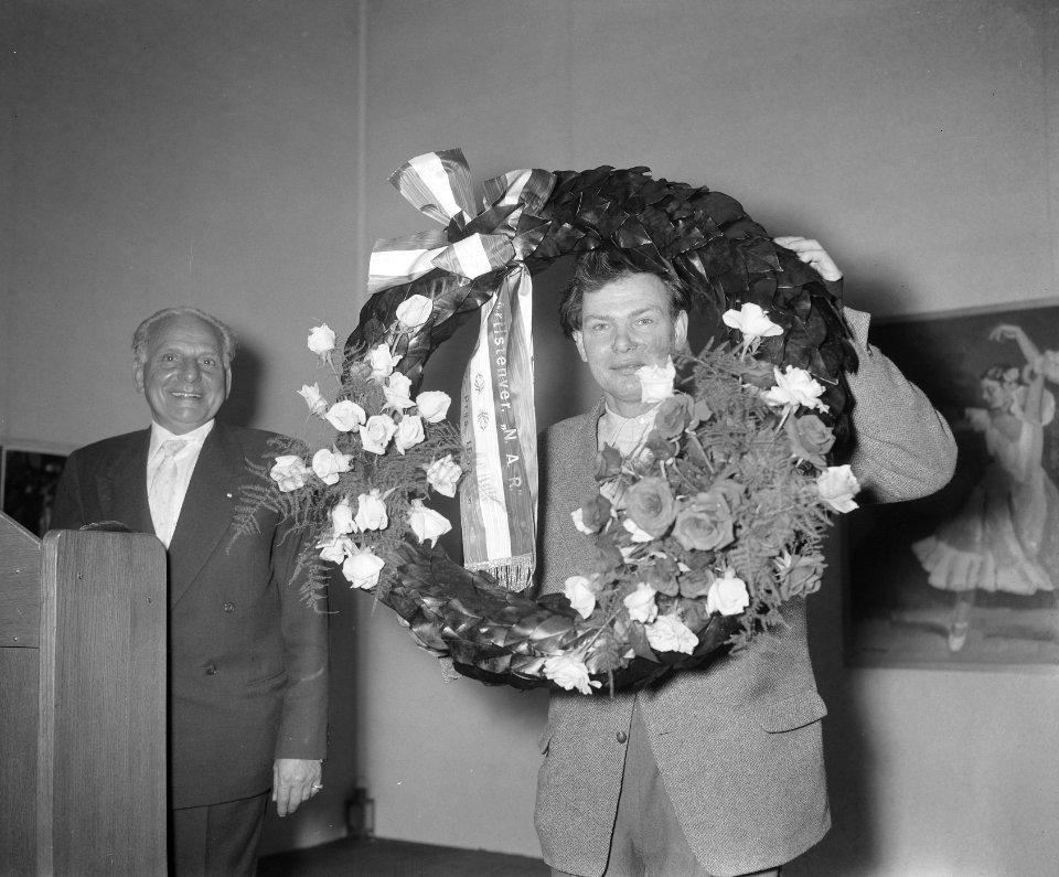 G Lataster , winnaar NAR-prijs experimenteel schilder in museum Fodar, Bestanddeelnr 908-6007