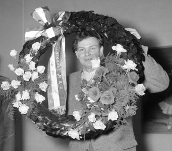 G Lataster , winnaar NAR-prijs experimenteel schilder in museum Fodar, Bestanddeelnr 908-6007 (cropped)